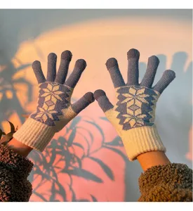 Vue détaillée de gants tactiles d'hiver épais en tricot avec motif flocon, chauds et douillets.