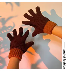 Primo piano dettagliato di guanti invernali caldi in maglia con fodera in pile e polsini.