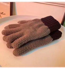 Primo piano di guanti invernali caldi in maglia, design spesso foderato con touchscreen.