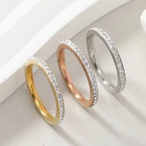 Nahaufnahme von drei minimalistischen Edelstahlringen mit Kristallen in Gold, Roségold und Silber.