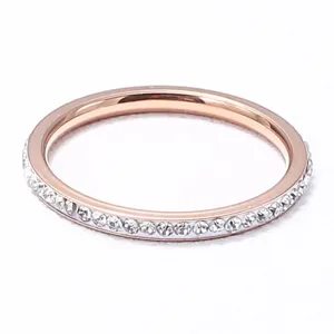 Nahaufnahme eines 2 mm roségoldenen Edelstahlrings mit funkelnden Strasssteinen.