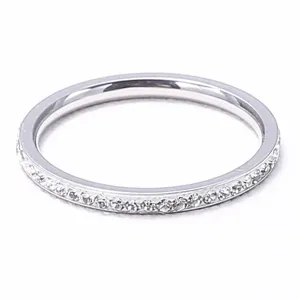 Nahaufnahme eines schmalen 2mm Kristall Silber Rings, minimalistischer Titanstahl.