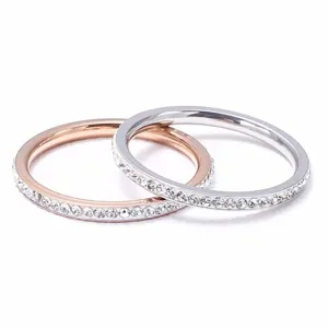 Detailansicht minimalistischer schmaler Ringe mit funkelnden Kristallen in Silber und Roségold.