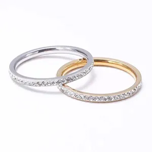 Detailaufnahme von 2mm feinen Edelstahl Zirkonia Ringe in Silber und Gold, eleganter Stil.