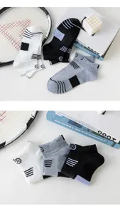 Atmungsaktive Mesh-Sportsocken für Herren, flache, bequeme Bootssocken für den Sommer.