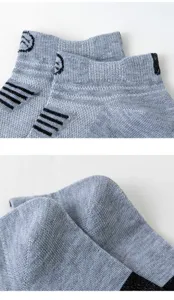 Detailansicht atmungsaktiver Herren Sport Netz Kurzsocken in hellgrauer Sommerfarbe.