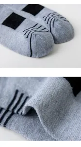 Detailaufnahme atmungsaktiver Herren Sportsocken mit schwarzem Farbblock und Streifen.