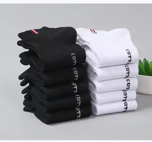 Herren Baumwolle Freizeit Sportsocken in Schwarz und Weiß mit gestreiften Rippbündchen.