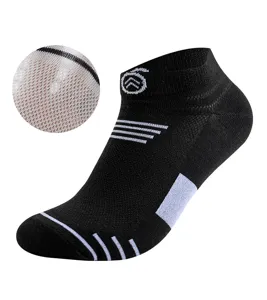 Nahaufnahme des atmungsaktiven Mesh-Gewebes und des Streifendesigns an Sportsocken.