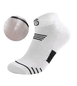 Detailansicht atmungsaktiver Herren Kurzsocken mit Mesh-Gewebe für Sport und Training.