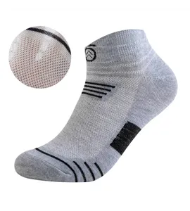 Atmungsaktive Herren Sportkurzsocken mit atmungsaktivem Mesh-Gewebe in Hellgrau im Detail.