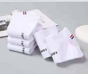 Herren weiße Sommer kurze Sportsocken Detailansicht, atmungsaktiv, schweißableitend