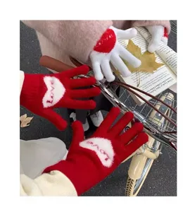 Detailopname van warme, gevoerde gebrekte touchscreen handschoenen met hartmotief.