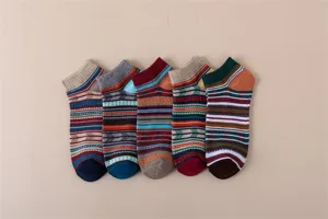 Detailaufnahme von retro ethnischen gestreiften Baumwollkurzsocken für den täglichen Freizeitlook.
