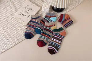 Detailansicht retro ethnischer gemusterter Baumwoll-Bootssocken, bunte kurze Socken Szene.