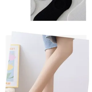 Vista dettagliata di calzini invisibili da donna, traspiranti e antiscivolo in maglia.