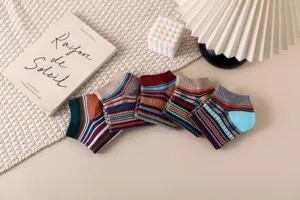 Nahaufnahme der retro gestreiften und geometrisch gemusterten Baumwollsocken mit buntem Strick.