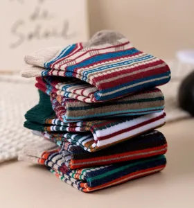 Gestreifte Baumwollsocken für Herren im Retro-Stil, dicke Strickstrümpfe mit Muster.