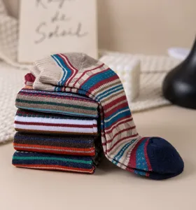 Retro gestreifte Baumwollsocken für Herren, bequeme ethnische kurze Bootssocken im Alltag.