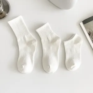 Calzini in cotone bianco per uomo e donna, lunghi, medi e fantasmini per uso quotidiano.