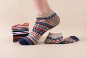 Vintage gestreifte kurze Baumwollsocken für Herren, bequeme retro Ankel Boot Socken.