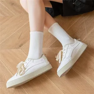 Calzini a coste bianchi classici e scarpe casual da uomo e donna in cotone traspirante.