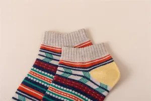 Retro ethnische Herren Kurzsocken mit bunten Streifen und bequemer Baumwollstrick.