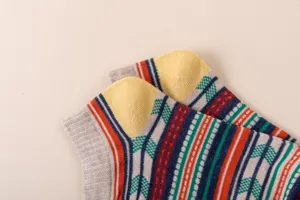 Detailansicht Vintage Stricksocken, retro geometrisches Streifenmuster, bequeme Baumwollsocken.