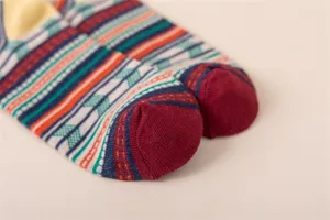 Retro Ethno Stil Herren Baumwoll Kurzsocken Detailaufnahme mit bunten Streifen und Strickdesign.