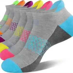 Dettaglio calzini sportivi traspiranti in mesh, calze corte colorate da uomo per fitness estivo.