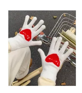 Gedetailleerd overzicht van gezellige witte gebreide handschoenen met rood hart en touchfunctie.