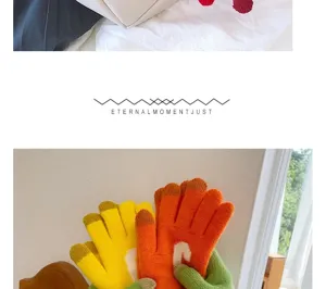 Nahaufnahme von bunten Strickfünffingerhandschuhen im gemütlichen Winterstil mit Buchstaben.