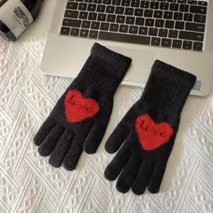 Gedetailleerd weergave van zwarte gebreide touchscreen handschoenen met schattig rood hart liefde.