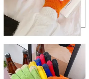 Bunte Winter Strickhandschuhe mit fünf Fingern, warme und gemütliche Accessoire-Detailansicht.