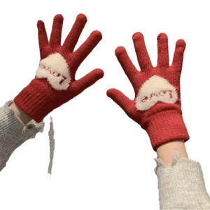 Rode gebreide touchscreen handschoenen met wit hartje, schattige warme winterhandschoenen.