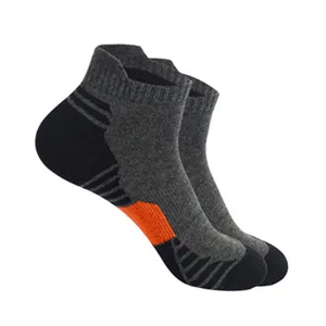 Detailansicht von Sportsocken mit atmungsaktivem Mesh, Fersenlasche und modischen Kontrastfarben.