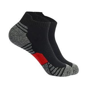 Detailansicht atmungsaktiver Herren Sport-Sneakersocken mit Fersenlasche und Stütze.