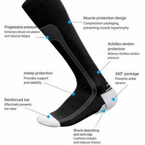 Gedetailleerd overzicht van zwarte sportcompressiesokken met ergonomisch ontwerp en gerichte zones.