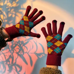 Accoglienti guanti invernali in maglia con fantasia a rombi e punte touch screen pratiche.