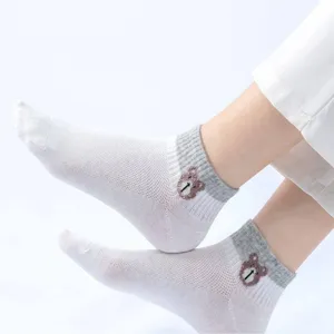 Chaussettes courtes d'été en maille pour femmes, chaussettes fines avec broderie d'ours mignon.