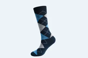 Vue en gros plan des chaussettes habillées à motif argyle pour homme en maille fine.