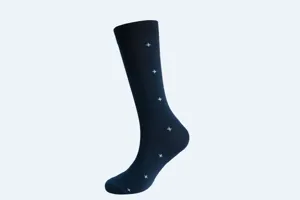 Détail chaussettes habillées homme marine, petit motif tissé blanc, coton doux et confortable.