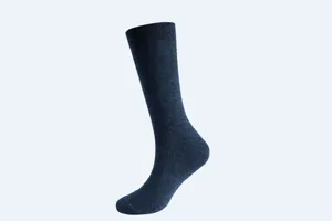 Vue détaillée des chaussettes longues unies bleu foncé pour hommes, texture douce d'hiver.