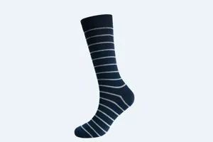 Vue détaillée de chaussettes hautes pour hommes bleu marine à rayures horizontales.