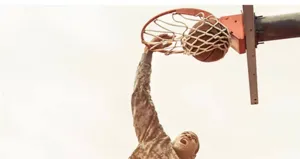 Detalle de escena de acción deportiva de baloncesto que muestra momento de dunk pro.
