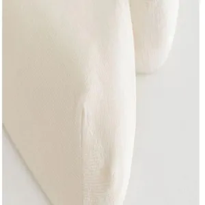 Primo piano dettaglio di calzini da donna in maglia a costine tinta unita beige crema