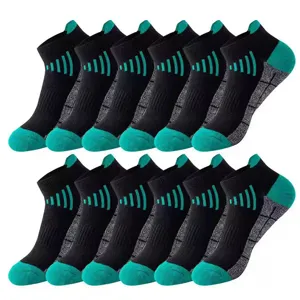 Sport-Anklesocken Detail zeigt schwarzes Gewebe mit türkisen Streifen, atmungsaktives Mesh.