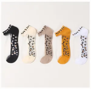 Dettaglio dei calzini corti in seta trasparente, sottile design leopardato estivo.