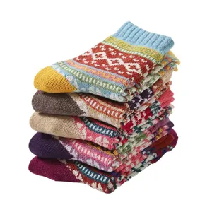 Calzini invernali spessi e caldi da donna in stile vintage etnico a tubo medio.