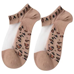 Calzini corti estivi da donna in seta di cristallo sottile con stampa leopardata e suola.
